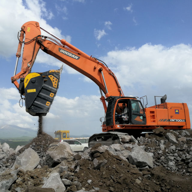 Backenbrecherlöffel MB Crusher BF150.10 an einem Doosan Bagger in Aktion