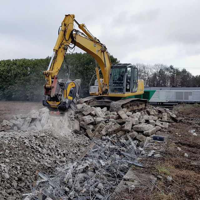 Backenbrecherlöffel MB Crusher BF80.3 S4 auf einem Bagger in Aktion