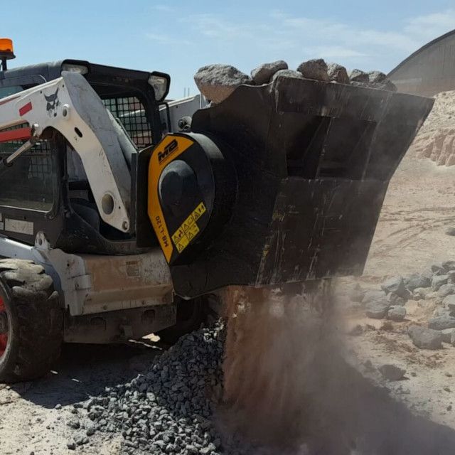 Backenbrecherlöffel MB Crusher MB-L120 S2 an einem Bobcat