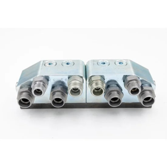 A/B Verteiler für AUF/ZU 
Der A/B Verteiler ist die ideale Lösung für eine effiziente und präzise Schlauchverlegung bei Baggern. Er verteilt sowohl die Leitungen von Schnellwechslern (Öffnen/Schließen) als auch den Anschluss der Leitungen für das Greiferdrehen.

Kompatibel mit OQ-Größen:
OQ 60, 60-5, 65, 70, 70/55, 80, 90 und Rail.

Ihre Vorteile:
Robuste Bauweise
Einfache Montage
Effiziente Schlauchführung