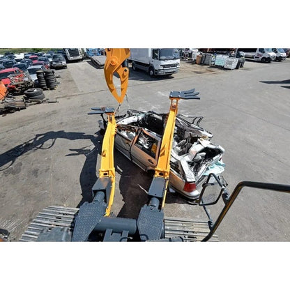 Powerhand DEX VRS180 Greifer mit Rotator der ein Auto zerlegt – für 16-25t Bagger