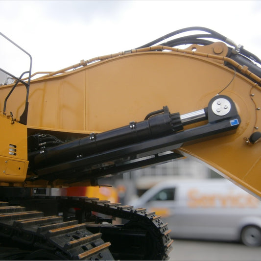 Zylinderschutz für den Auslegerhubzylinder am cat Bagger