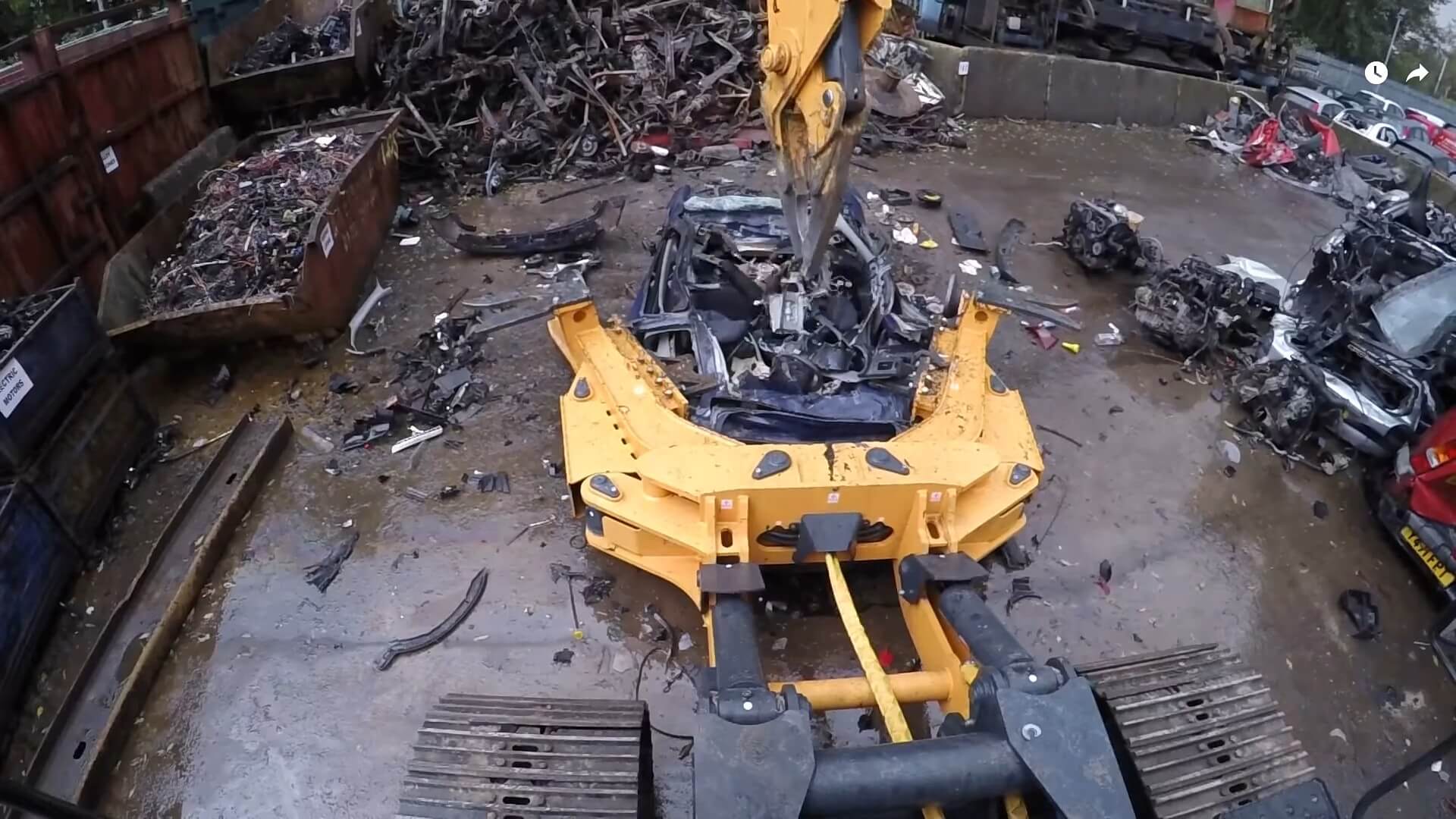 Charger la vidéo : Mit dem VRS 200 von Powerhand werden Kupferkabel extrahiert.