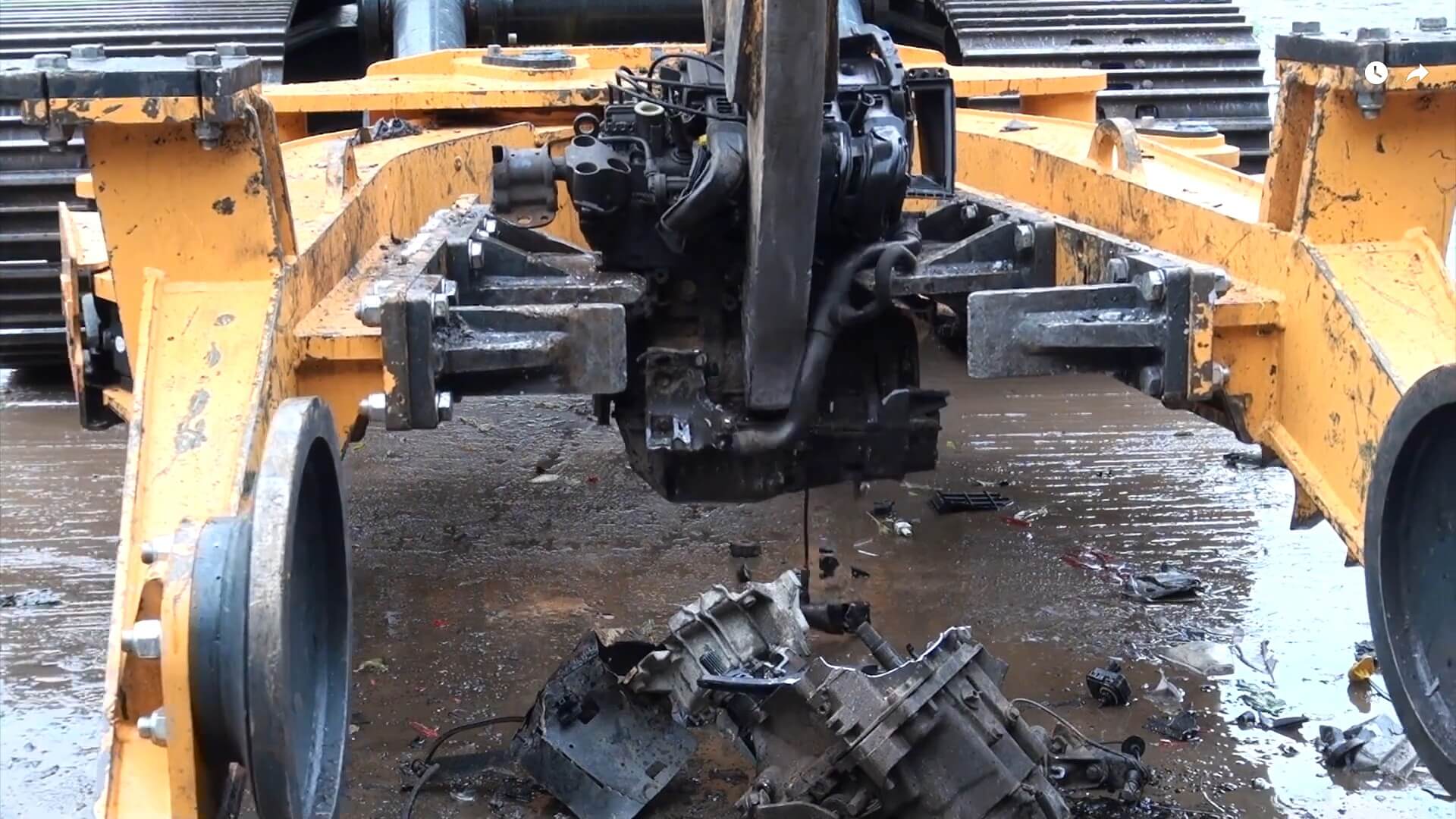 Charger la vidéo : Mit dem VRS 200 von Powerhand wird ein Motor zerlegt.