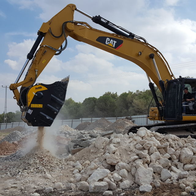 Backenbrecherlöffel MB Crusher BF120.4 S4 auf einem CAT Bagger
