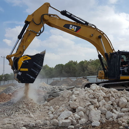 Backenbrecherlöffel MB Crusher BF120.4 S4 auf einem CAT Bagger