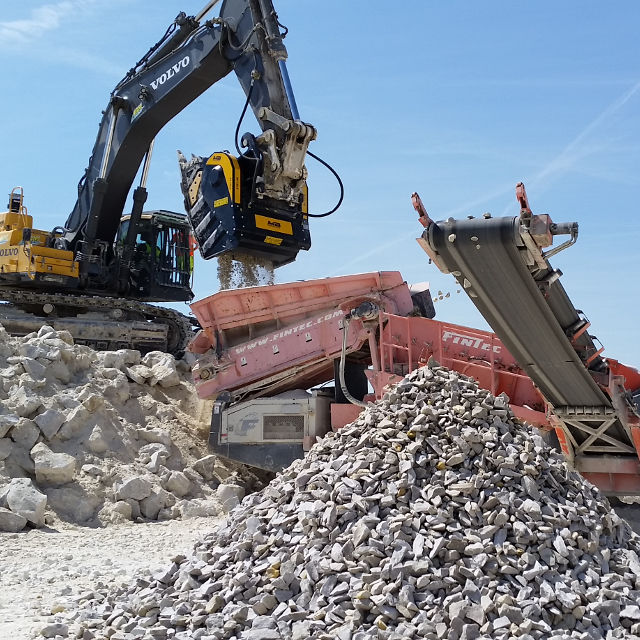 Backenbrecherlöffel MB Crusher BF135.8 auf einem Volvo Bagger in Aktion