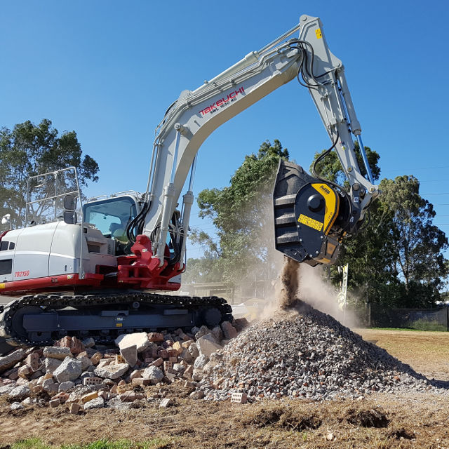 Backenbrecherlöffel MB Crusher BF60.1 S4 auf einem Takeuchi Bagger in Aktion