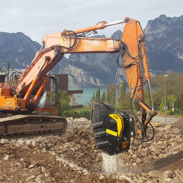Backenbrecherlöffel MB Crusher BF70.2 S4 auf einem Hitachi Bagger in Italien in Aktion