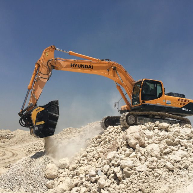 Backenbrecherlöffel MB Crusher BF90.3 S4 auf einem Hyundai Bagger