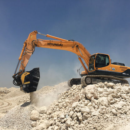 Backenbrecherlöffel MB Crusher BF90.3 S4 auf einem Hyundai Bagger
