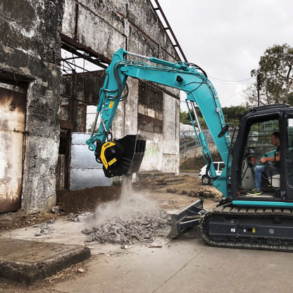 Backenbrecherlöffel MB Crusher C50 S4 auf einem Kobelco Minibagger in Aktion