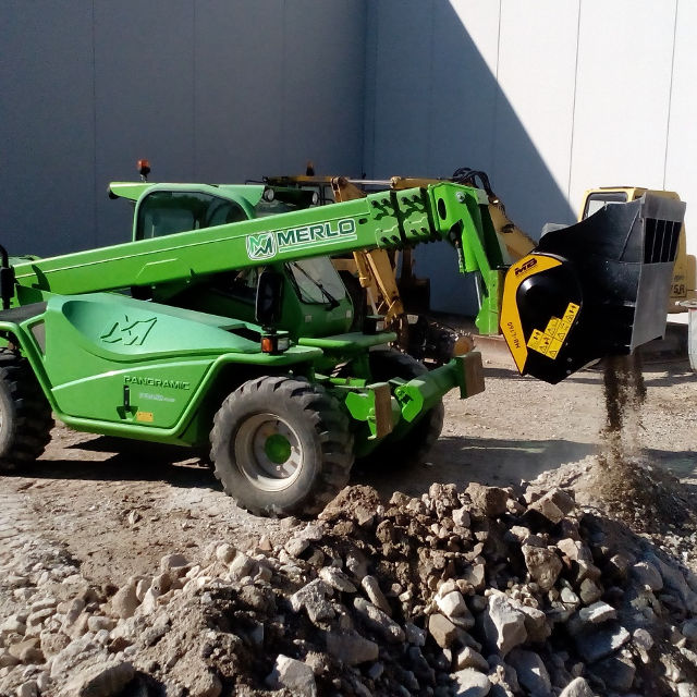 Backenbrecherlöffel MB Crusher MB-L140 S2 an einem grünen Lader in Aktion