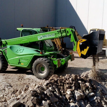 Backenbrecherlöffel MB Crusher MB-L140 S2 an einem grünen Lader in Aktion