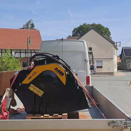 Backenbrecherlöffel MB Crusher C50 S4 an einem Minibagger in Aktion