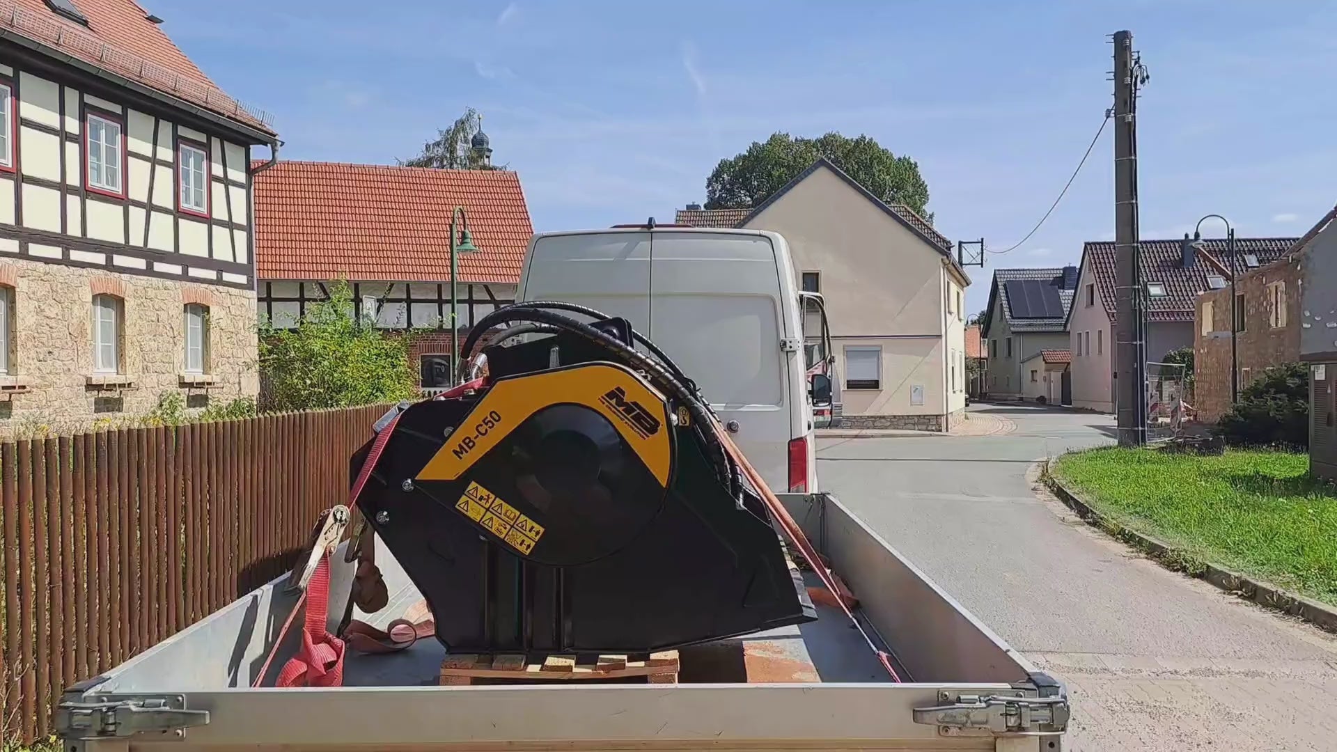 Backenbrecherlöffel MB Crusher C50 S4 an einem Minibagger in Aktion