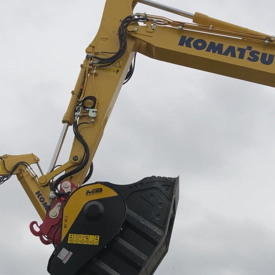 Backenbrecherlöffel MB Crusher BF90.3 S4 in Aktion an einem Komatsu Bagger