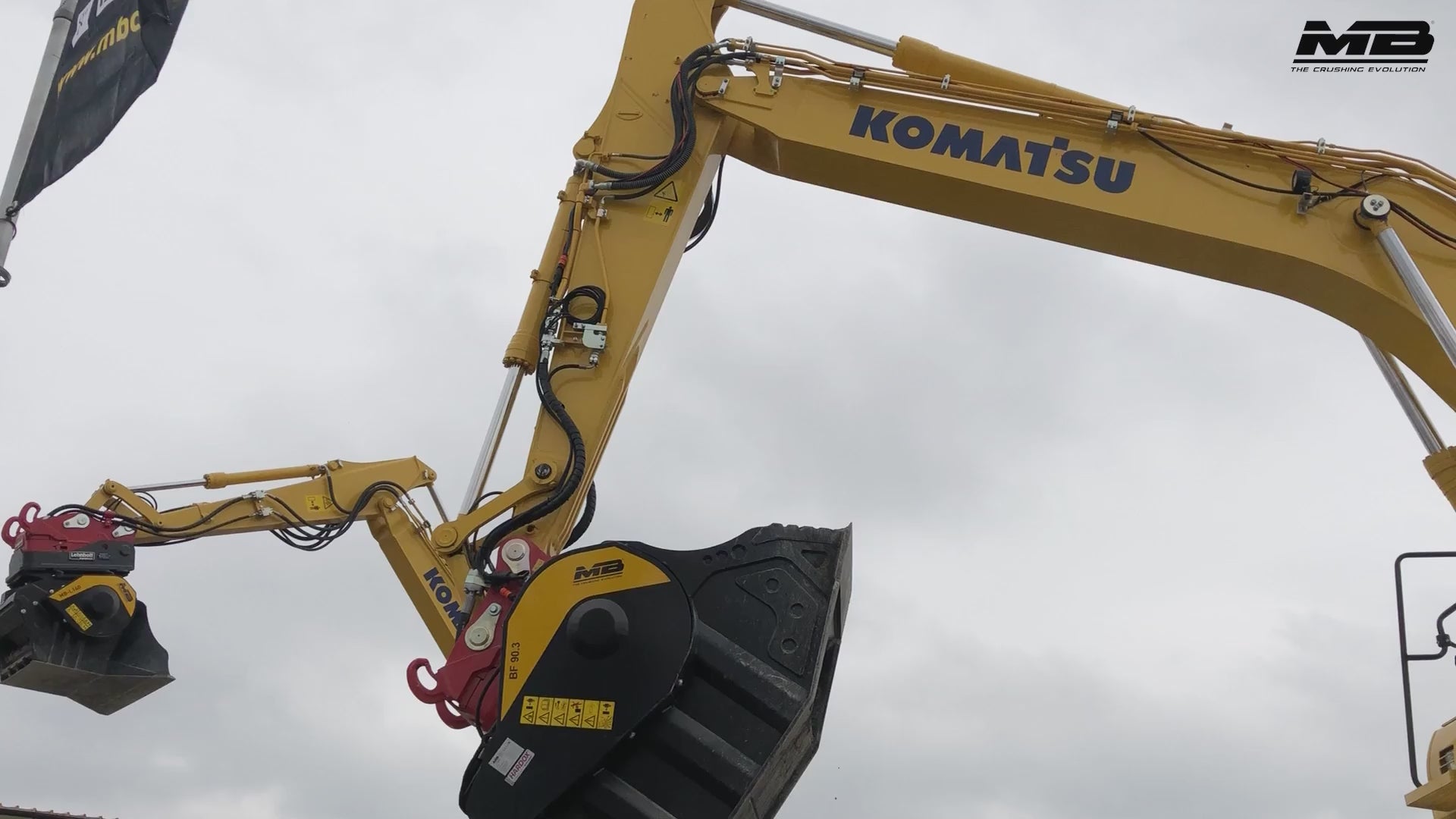 Backenbrecherlöffel MB Crusher BF90.3 S4 in Aktion an einem Komatsu Bagger
